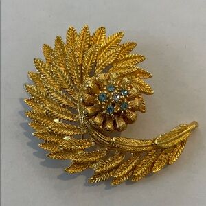 VTG Texture Gold Tone Fern Leaf Brooch/Pendant Rhinestones in Center